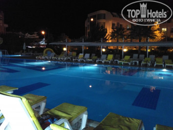MG White Lilyum 5* Небольшой бассейн возле столовой - Фото отеля