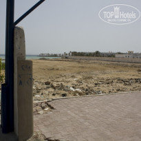 Zahabia Hotel & Beach Resort 4* Территория справа от дорожки к пляжу. - Фото отеля