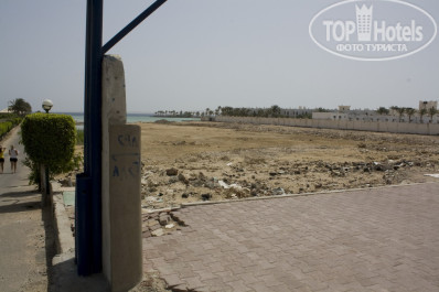 Zahabia Hotel & Beach Resort 4* Территория справа от дорожки к пляжу. - Фото отеля