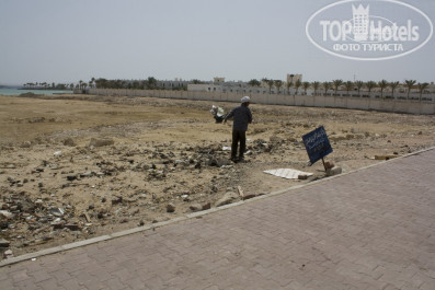 Zahabia Hotel & Beach Resort 4* Абориген выбрасывает мусор на территорию справа от дорожки к пляжу. - Фото отеля