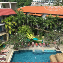 Baan Karon Resort 3* Первый корпус (со светлой крышей) - у него есть номера, выходящие на дорогу, и второй корпус (с темной крышей) в котором мы жили - Фото отеля