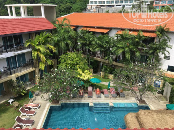 Baan Karon Resort 3* Первый корпус (со светлой крышей) - у него есть номера, выходящие на дорогу, и второй корпус (с темной крышей) в котором мы жили - Фото отеля