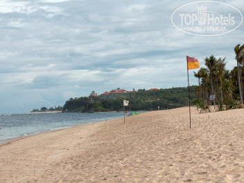Novotel Bali Nusa Dua Hotel & Residences 4* Людей на пляже практически нет. Вечером иногда собираются дети покупаться. - Фото отеля