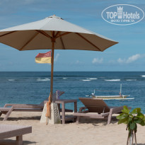 Novotel Bali Nusa Dua Hotel & Residences 4* На пляже всегда есть много свободных лежаков. - Фото отеля