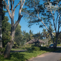 Novotel Bali Nusa Dua Hotel & Residences 4* Дорога от отеля на пляж. Идти очень приятно несмотря часто проезжающие мотоциклы. - Фото отеля