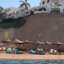 Movenpick Resort Sharm El Sheikh Naama Bay 5* Бизнес на пляже. Работник отеля занимает первую линию лежаков. - Фото отеля