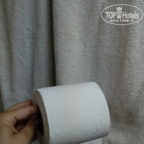Pineta Club Hotel 4* Полотенца серые по сравнению с белой туалетной бумагой - Фото отеля