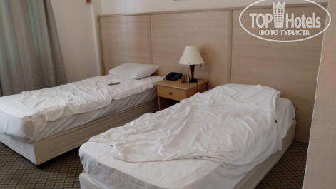 Pineta Club Hotel 4* Матрасы просто продолжены на шаткие деревянные каркасы... - Фото отеля
