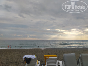 Royal Garden Beach Hotel 5* Весь день шел дождь. - Фото отеля