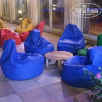 Titan Select 5* Уютные кресла возле главного бассейна - Фото отеля
