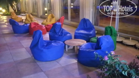 Titan Select 5* Уютные кресла возле главного бассейна - Фото отеля