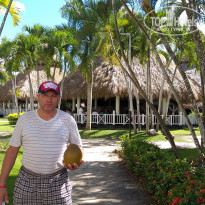 Be Live Hamaca Garden 4* На дальнем плане столовая, кокосом угостили озеленители, производившие опиловку листьев пальм, заодно собирали кокосы. - Фото отеля