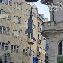 U Sladku 3* Скульптура "Висящий человек под зонтом" - Фото отеля