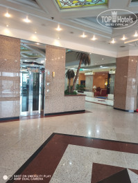 Golden Tulip Sharjah 4* при входе справа от лифта ресепшен - Фото отеля