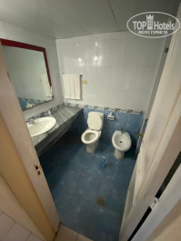 Brisas Del Caribe 4* в ванной тоже капает с потолка, по этому пришлось использовать несколько 1.5 литровых бутылок - Фото отеля
