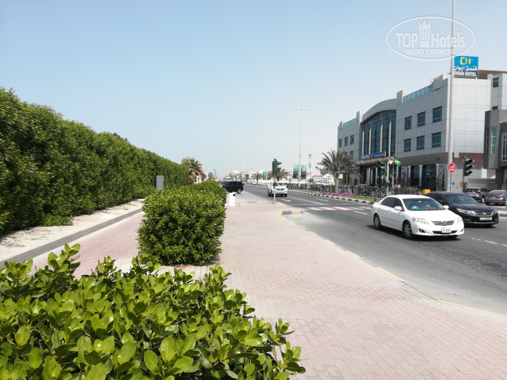 Carlton Sharjah 4* По дороге в супермаркет (впереди виднеется отель Ewan) - Фото отеля