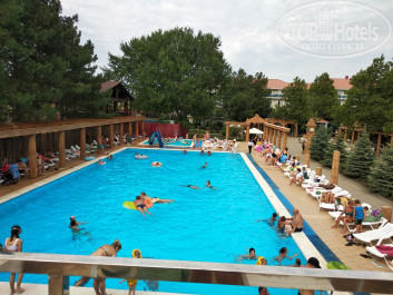Курортный отель Олимп 3* Вид с верхних шезлонгов у бассейна - Фото отеля