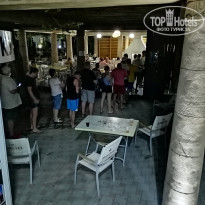 Курортный отель Олимп 3* вечерняя очередь в баре - Фото отеля