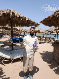 Jaz Makadina 5* Приветливый официант на пляже - Фото отеля