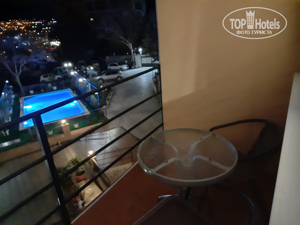 Крымская Ницца 3* На балконе вечерком можно просто посидеть и подышать чистым воздухом - Фото отеля