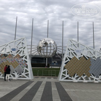Сочи Парк Отель 3* Олимпийский парк.Стена олимпийских и паралимпийских чемпионов в Олимпийском парке Сочи, открытая через год после зимних Олимпийских игр 2014 года - Фото отеля