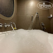 Cornelia Diamond Golf Resort & Spa 5* Ванная комната, отдельно стоит ванная, отдельно душ (льет на пол со сливом). Есть полупрозрачное окно в номер. - Фото отеля