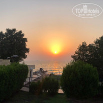 Carlton Sharjah 4* вид из крайнего шале, второй этаж, вид на море - Фото отеля