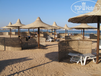 Amwaj Oyoun Resort & Casino 5* Пляж у отеля очень большой, места всем хватает... - Фото отеля