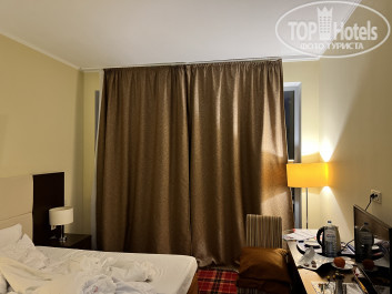 Bridge Resort (Бридж Резорт) 4* Штор не хватает на всё окно, с утра всё равно будет светло - Фото отеля