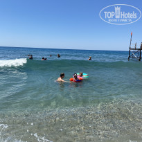 Green Paradise Beach Hotel 4* здесь можно оценить длину галечного входа, дальше, где пловцы - песочное дно - Фото отеля