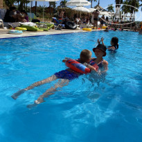 Green Paradise Beach Hotel 4* прямоугольный основной бассейн, с одной стороны глубина 115см (где спуск с горок), с другой 135 - Фото отеля