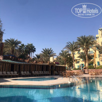 Zahabia Hotel & Beach Resort 4* вдали кафе-кафе и белые стулья в ряд возле него, где хорошо ловит вай фай - Фото отеля