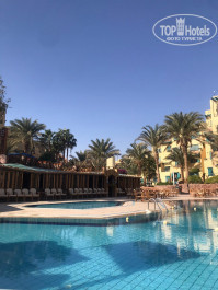 Zahabia Hotel & Beach Resort 4* вдали кафе-кафе и белые стулья в ряд возле него, где хорошо ловит вай фай - Фото отеля