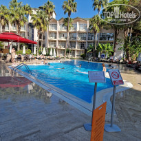 Alva Donna World Palace 5* Релакс бассейн, в котором детям находится запрещено, а им пофиг , они стоят там на ушах с восхода солнца до ужина - Фото отеля