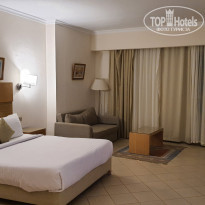 Zahabia Hotel & Beach Resort 4* Номер 7303 оказался раза в 2 просторнее, намного свежее и светлее, но за окном очень шумная дорога и безобразная стройка. Спать приходилось в берушах, а окна держать постоянно зашторенными, чтобы не портить себе настроение видом унылой строительной разрух - Фото отеля