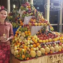 Zahabia Hotel & Beach Resort 4* Стол, покрытый высокой фруктово-ягодной горой. - Фото отеля