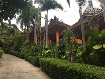 Baan Vanida Garden Resort 3* дорожка вдоль бунгало - Фото отеля