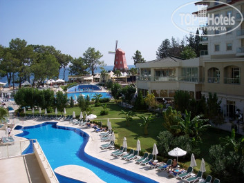 Akra Kemer 5* внутренний двор вид с балкона (он же вид на море) - Фото отеля