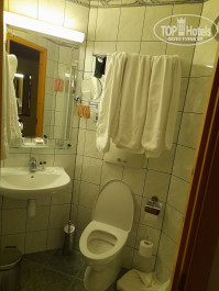 Достоевский 4* Небольшая, но очень удобная ванная комната с душеаой кабиной, в наличии шапочки на голову, мыло, шампунь, лосьон для тела, по три полотенца на каждого: для лица, тела и ног, фен - Фото отеля