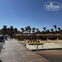 Pickalbatros Palace Resort - Hurghada 5* Вид с понтона на пляж (свободные и шезлонги, и шале всегда можно найти) - Фото отеля