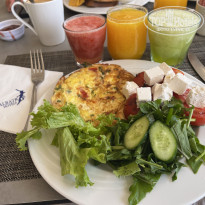 Pickalbatros Palace Resort - Hurghada 5* Вкуснейшие фрэши каждое утро (здесь дыня и томат, еще был огурец), а также свежевыжатый апельсиновый сок. Омлеты на высшем уровне! - Фото отеля