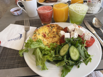 Pickalbatros Palace Resort - Hurghada 5* Вкуснейшие фрэши каждое утро (здесь дыня и томат, еще был огурец), а также свежевыжатый апельсиновый сок. Омлеты на высшем уровне! - Фото отеля