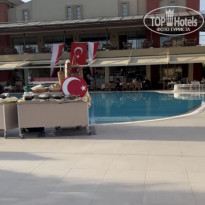 Victory Resort 5* Бассейн , рядом кушают и главный корпус - Фото отеля
