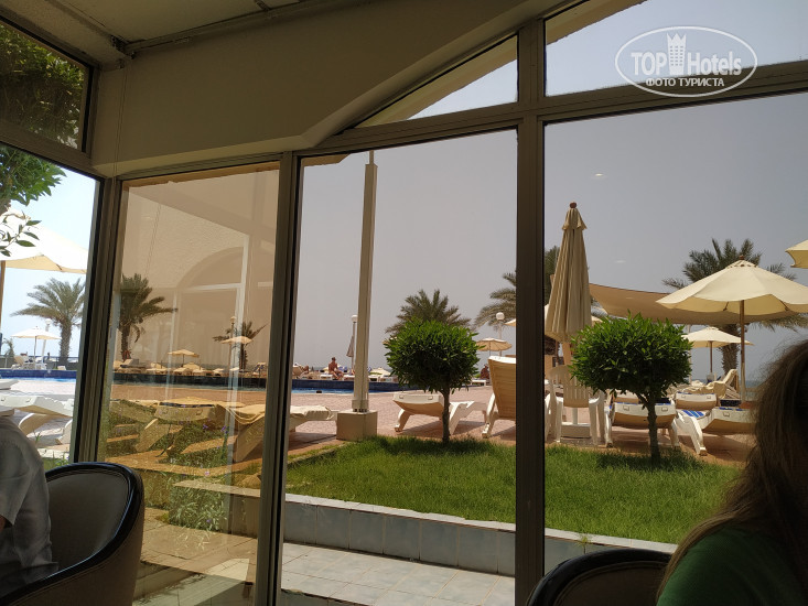 Carlton Sharjah 4* Вид из столовой на бассейн и море - Фото отеля