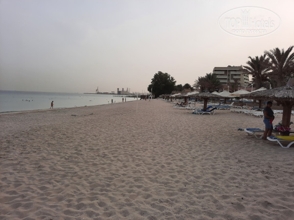 Carlton Sharjah 4* Пляж утром - Фото отеля
