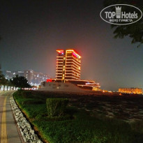 Hampton By Hilton - Al Marjan Island 4* Отель вечером - Фото отеля
