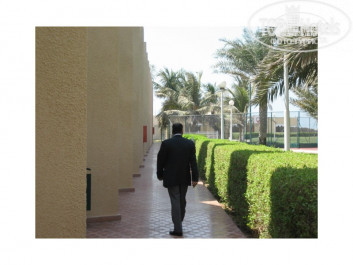 Carlton Sharjah 4* дорожка, вдоль входов в шале - Фото отеля