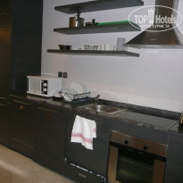 Signature Hotel Apartments & Spa Marina 4* Кухня, встроенные холодильник и стиральная машина, кух.принадлежности в ниж.ящике - Фото отеля