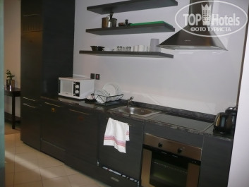Signature Hotel Apartments & Spa Marina 4* Кухня, встроенные холодильник и стиральная машина, кух.принадлежности в ниж.ящике - Фото отеля