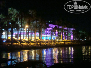 Ideal Prime Beach 5* вид на отель ночью с пирса - Фото отеля